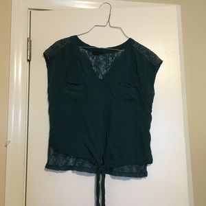 Edge top/blouse. Green color.